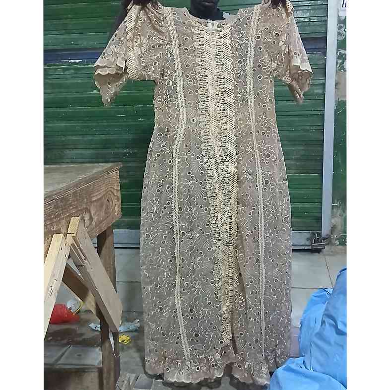 Robe marron élégante en dentelle beige pour un look irrésistible