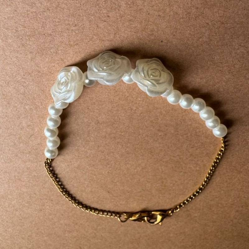 Bracelet Enchanté en Perles et Roses Gravées - Élégance Intemporelle