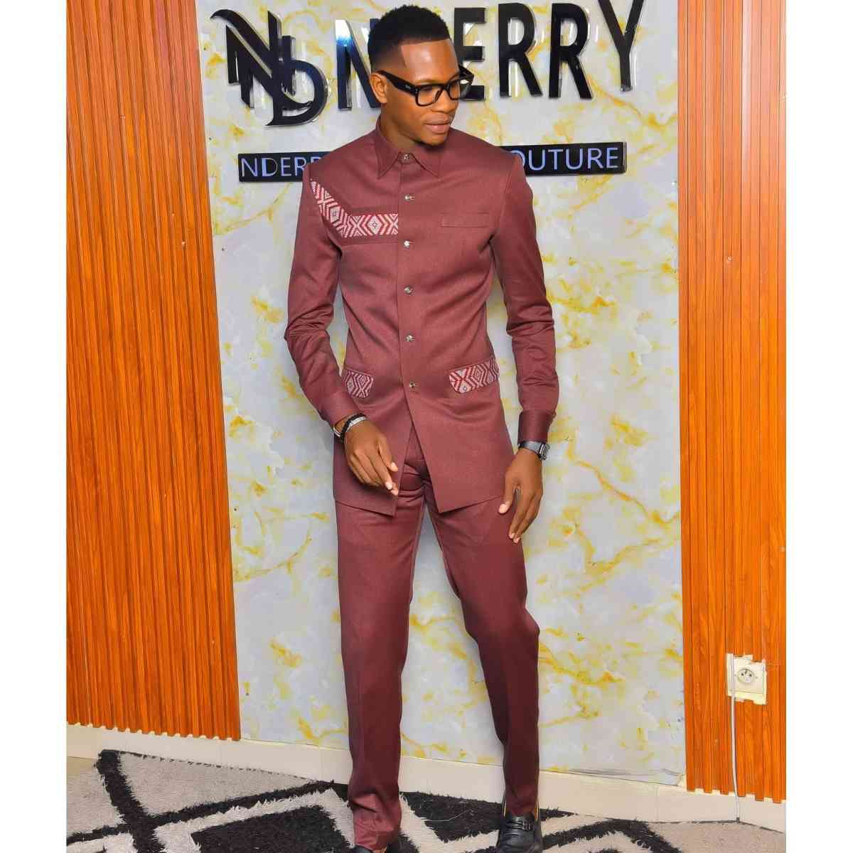 Costume africain homme bordeaux élégant motif ethnique, style moderne chic