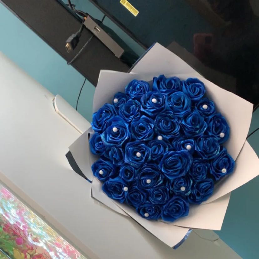 Bouquet de roses bleues avec strass blanc