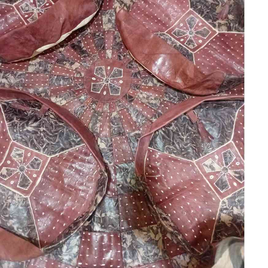 TAPIS BERBERE EN CUIR ARTISANAL AUBURN AVEC 4 POUFS
