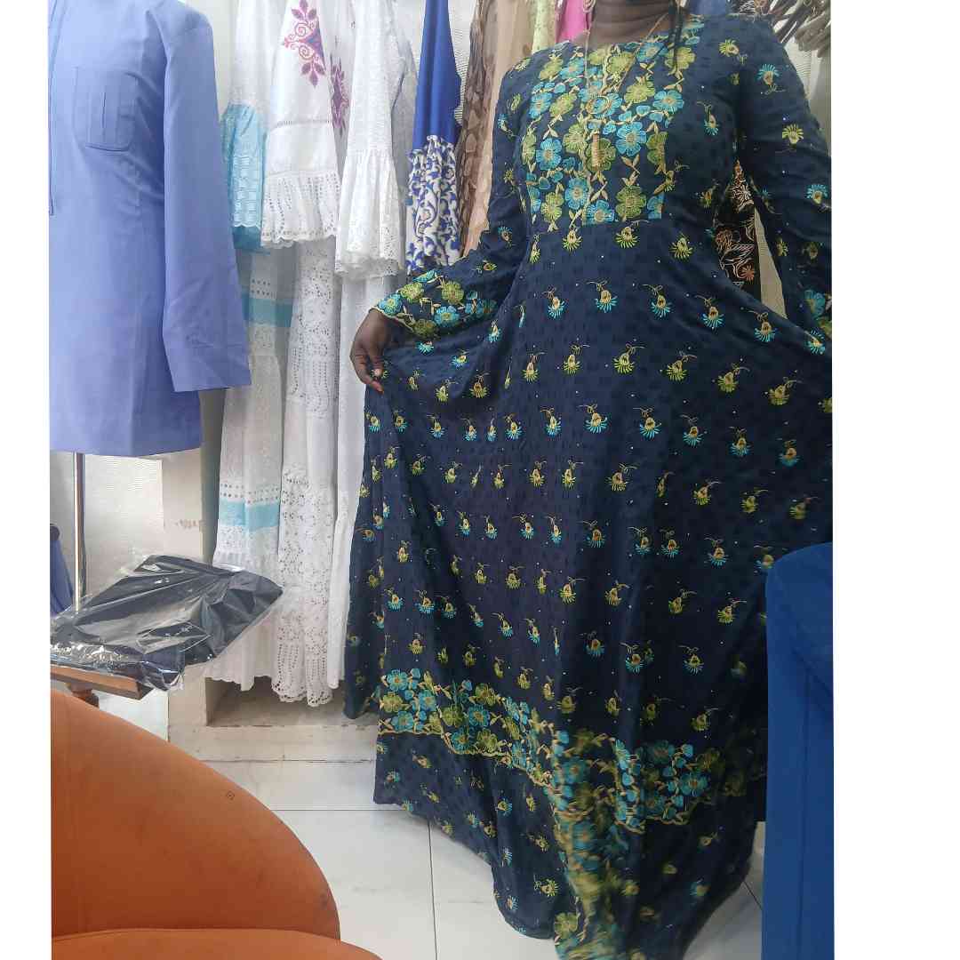 Robe brodée bleu marine longue femme élégante, cérémonie ou soirée