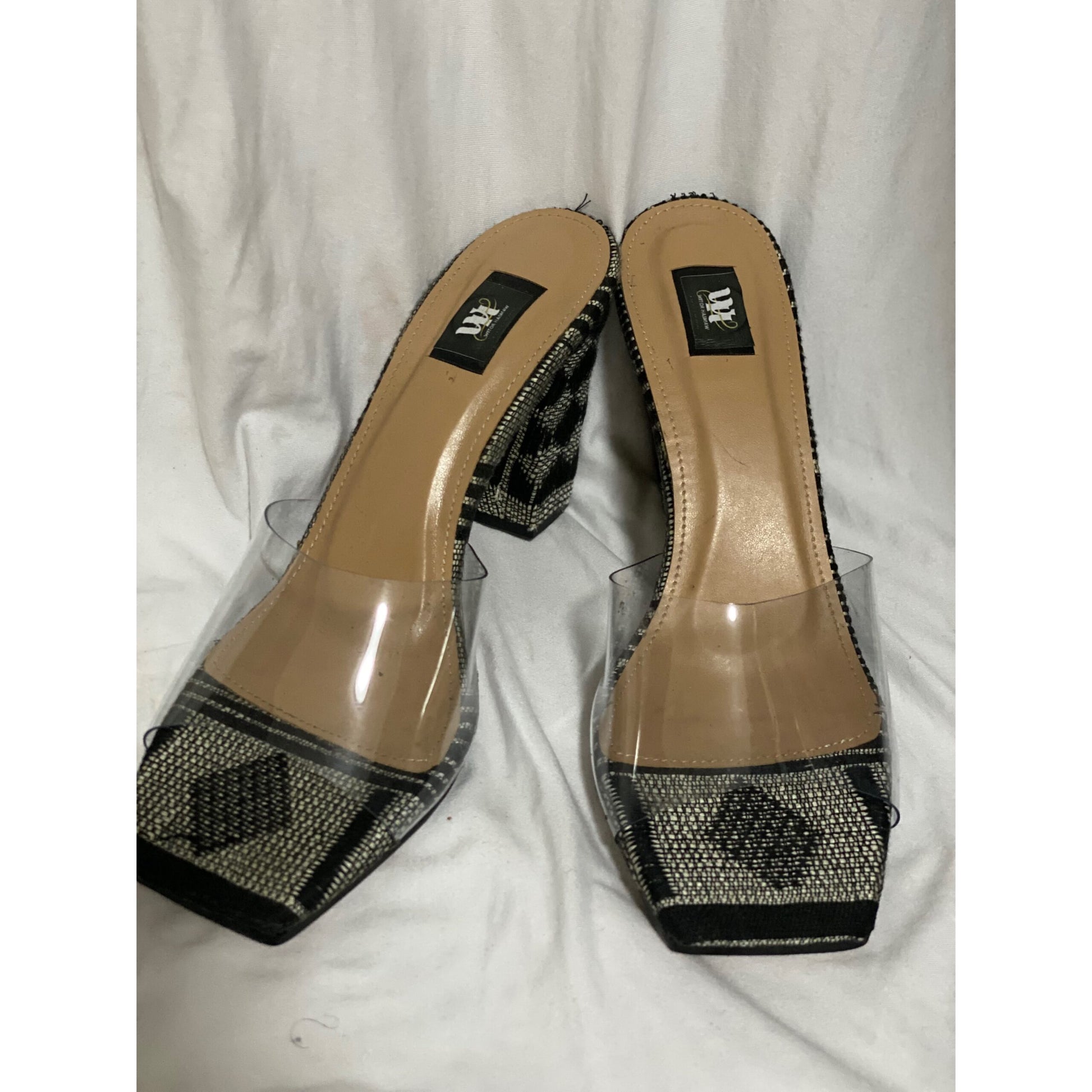 Sandales à talons femme en pagne tissé noir et bride transparente