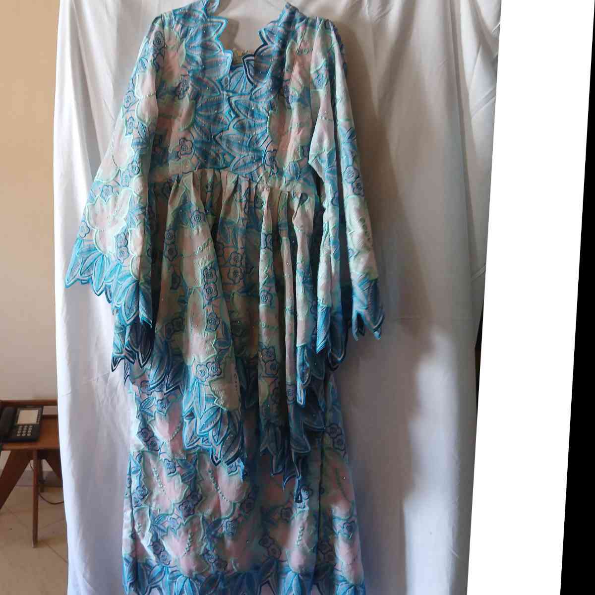 Ensemble jupe et haut brodé bleu femme, chic et élégant cérémonie