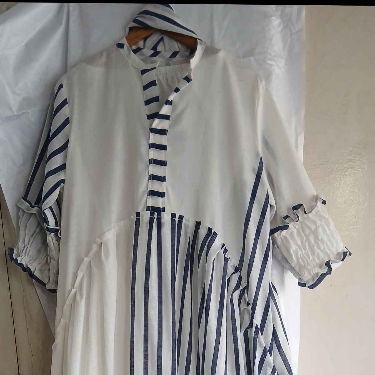 Robe chemisier coton femme blanche et bleue, élégante et fluide, col V