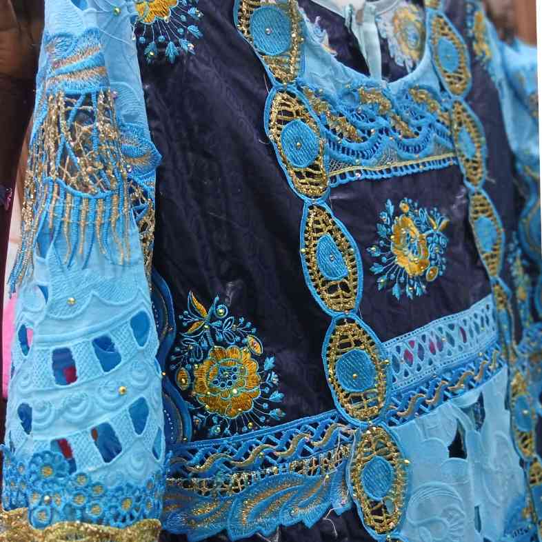 Robe geztner bleu marine brode garnitures bleu turquoise