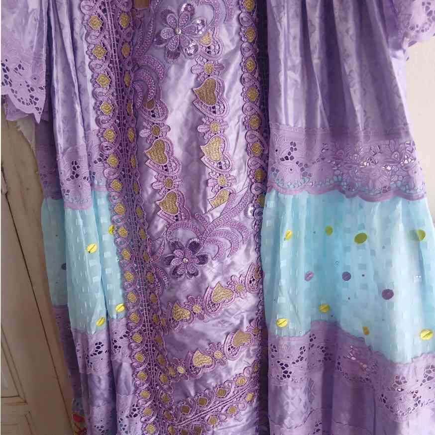 Robe bazin brodée femme élégante, longue cérémonie, couleurs vives