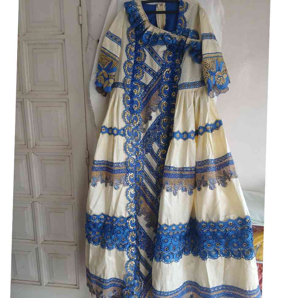 Robe bazin femme élégante brodée dorée, ample, cérémonie africaine