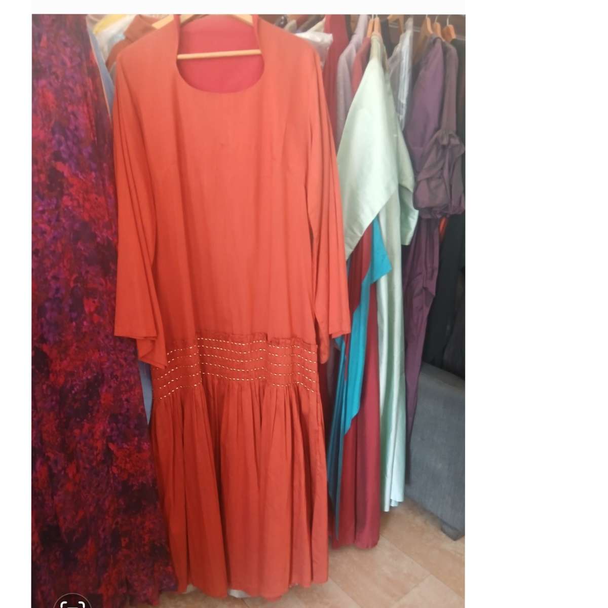 Robe orange perles dorées longue élégante femme chic et confortable