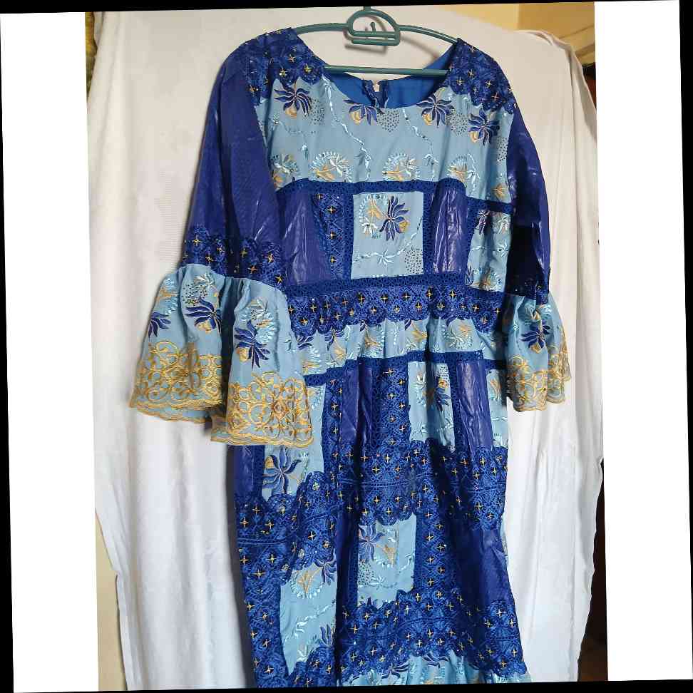 Robe bazin brodée bleue femme, longue élégante, cérémonie ou bureau