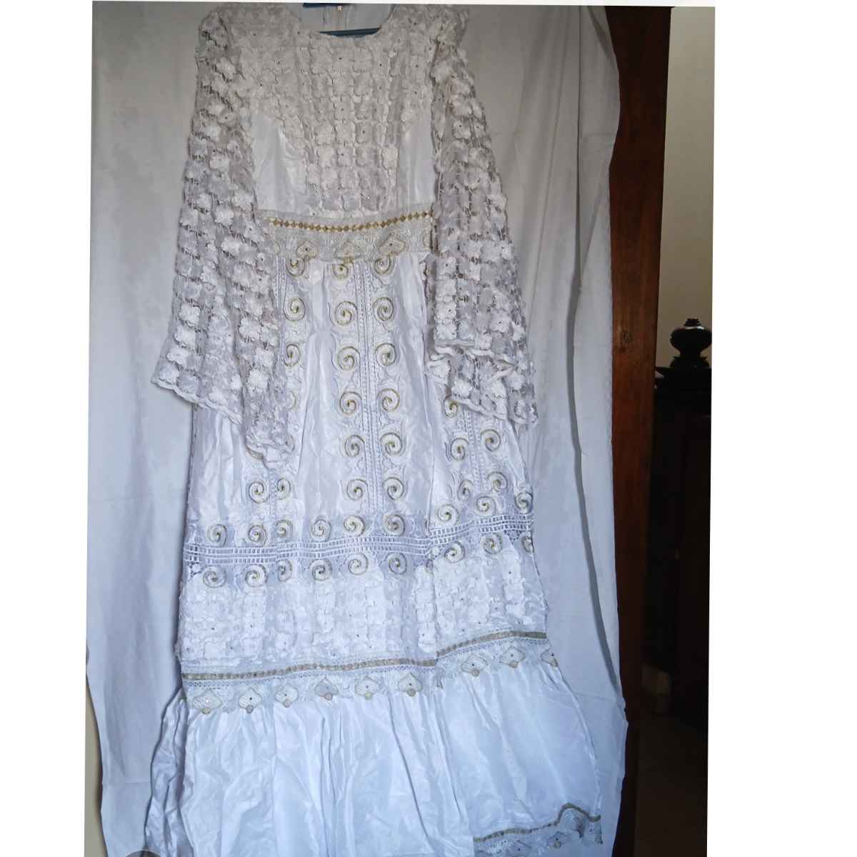 Robe blanche dentelle dorée Geztner longue élégante cérémonie mariage femme