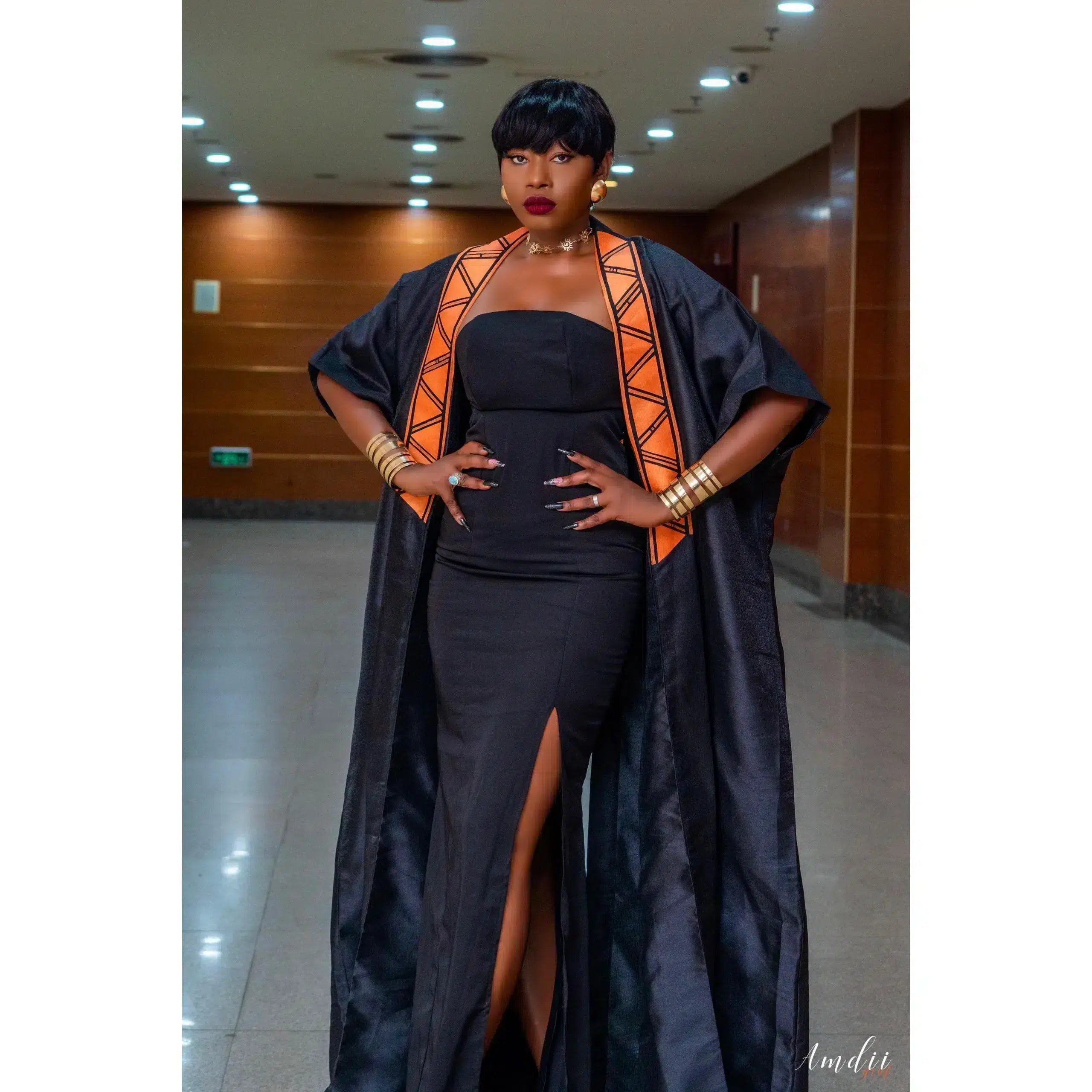 Manteau femme en tissu chantoum peint à la main et perlé au dos. Élégant stylé et chic