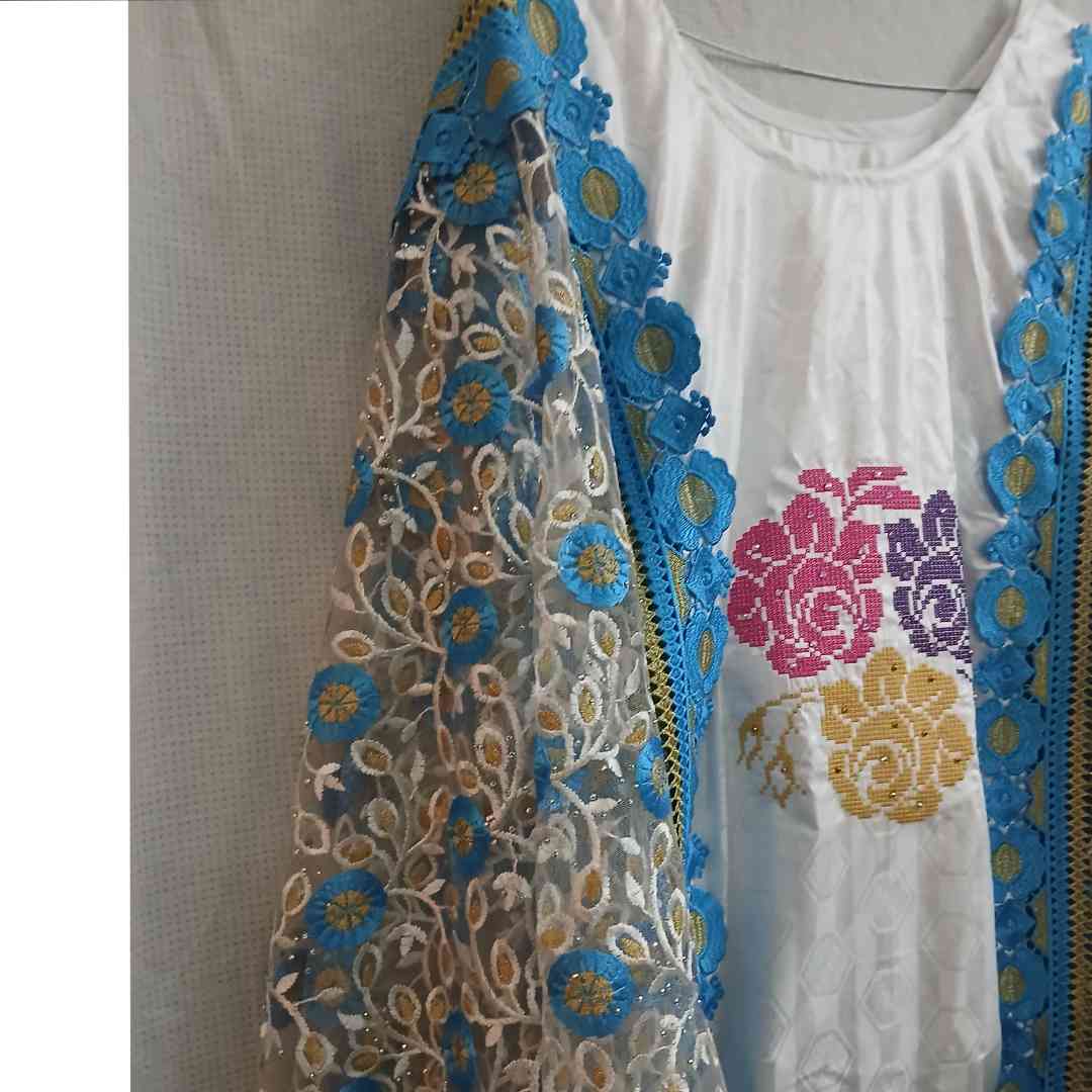 Boubou blanc femme brodé bleu turquoise, robe élégante de mariage ethnique