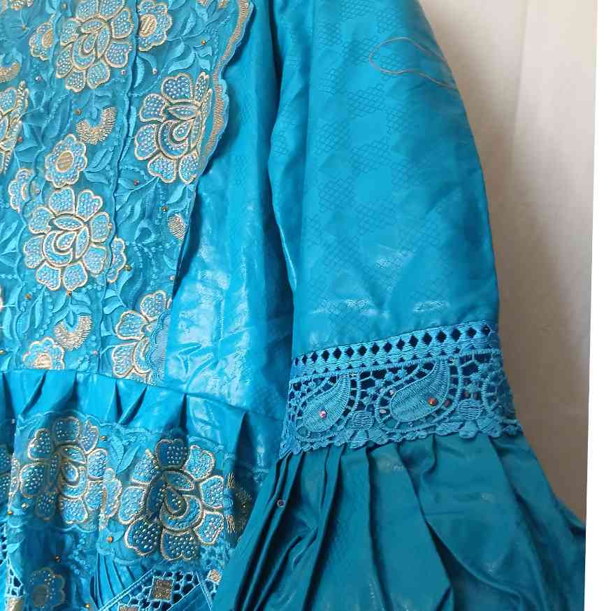 Robe bleu turquoise dentelle élégante, bazin brodé, cérémonie ou soirée