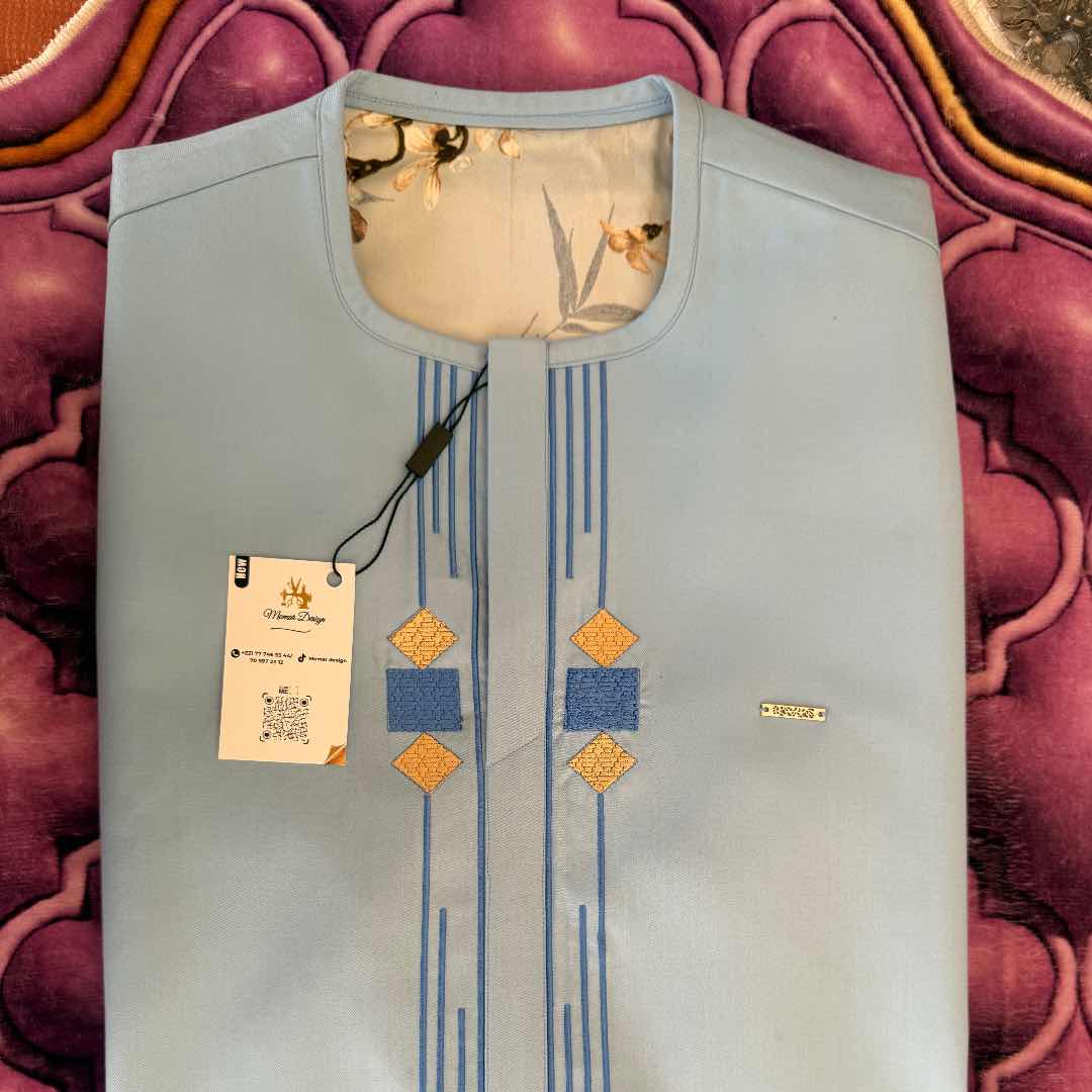 Costume africain homme beige brodé élégant – vêtement traditionnel chic