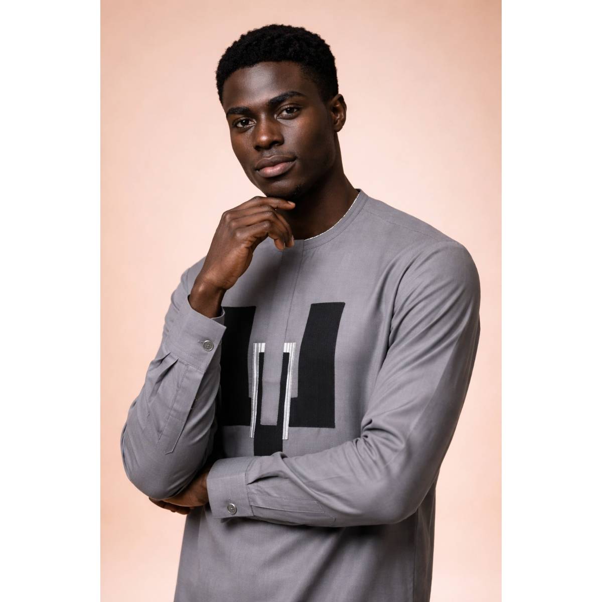 Chemise homme élégante grise motif géométrique, col mao, coton ajusté