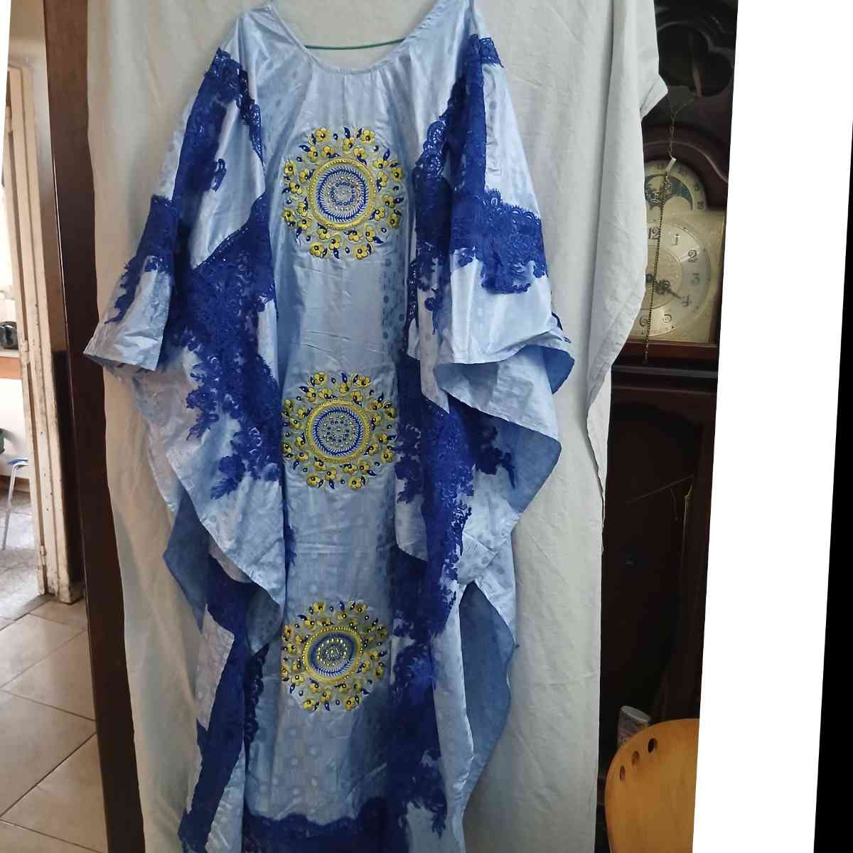 Boubou femme bleu Geztner et dentelle, robe ample cérémonie élégante
