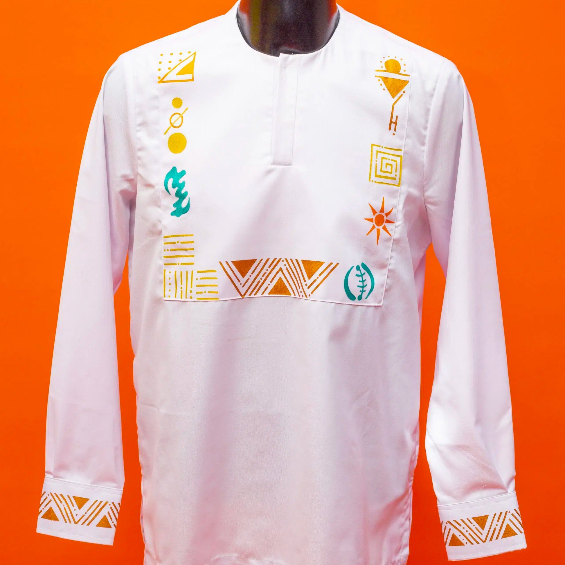 Chemise blanche homme avec des motifs artistiques ethniques