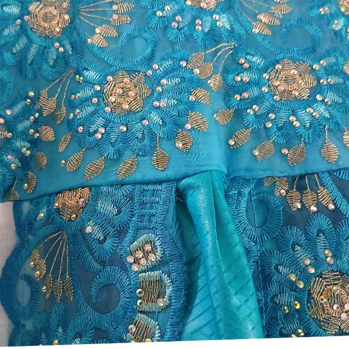 Robe bazin brodée femme élégante, longue, bleu et blanc, cérémonie