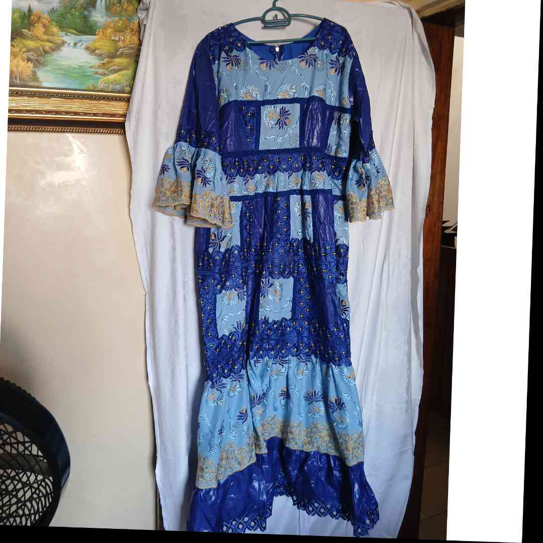 Robe bazin brodée bleue femme, longue élégante, cérémonie ou bureau