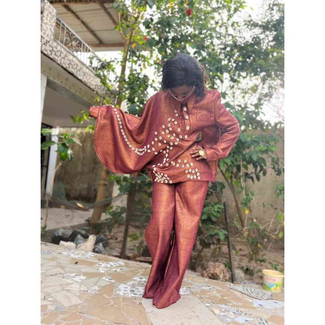 Tenue traditionnelle moderne femme rouge bordeaux, robe ample élégante satin