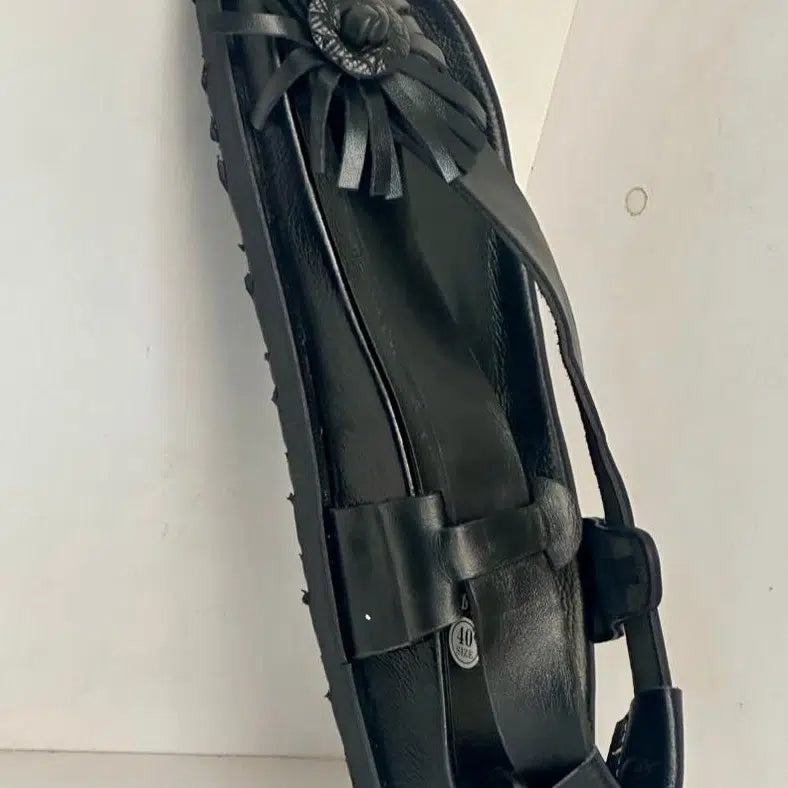 Sandale femme cuir noir artisanale fleur