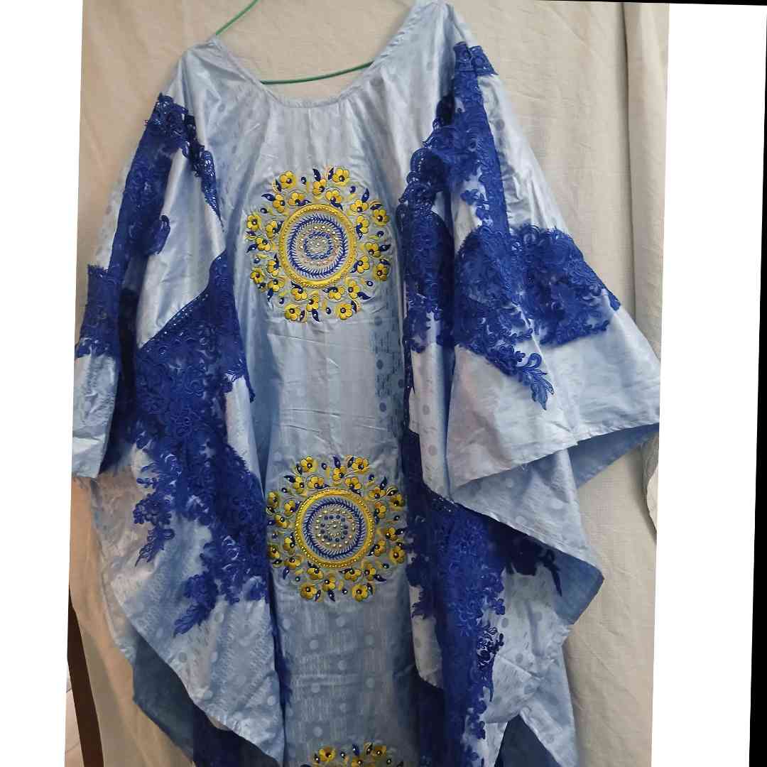 Boubou femme bleu Geztner et dentelle, robe ample cérémonie élégante