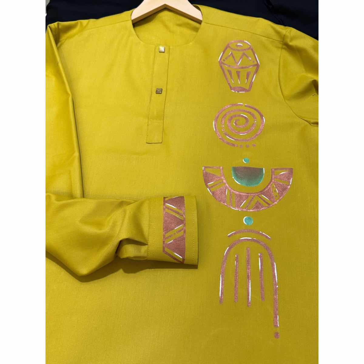 Chemise jaune homme motifs artistiques en coton léger avec un col simple