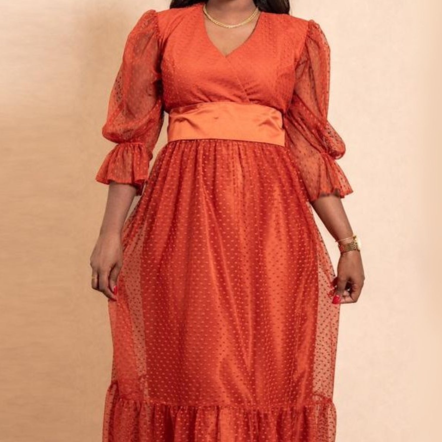 Robe longue en tulle et satin à pois orange