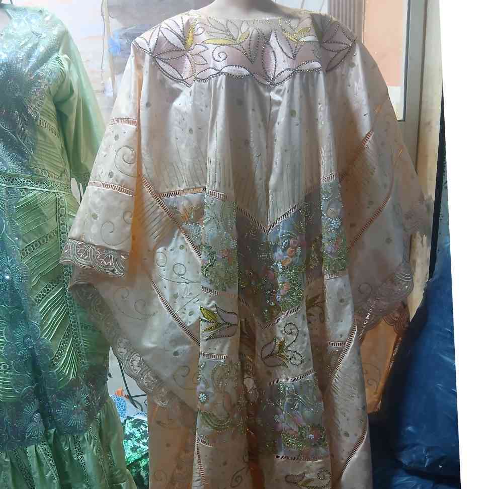 Boubou saumon orange clair avec garnitures multicolores exclusif
