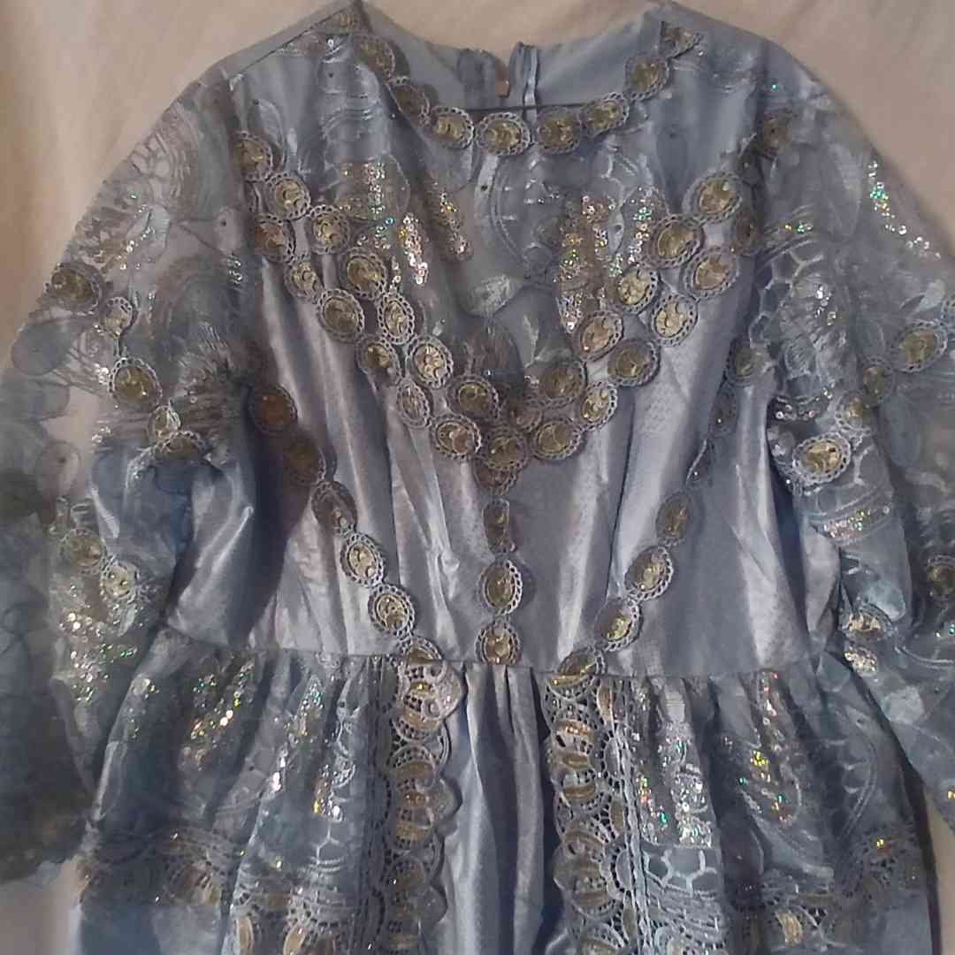 Robe bleue bazin avec dentelle pour un style élégant et unique