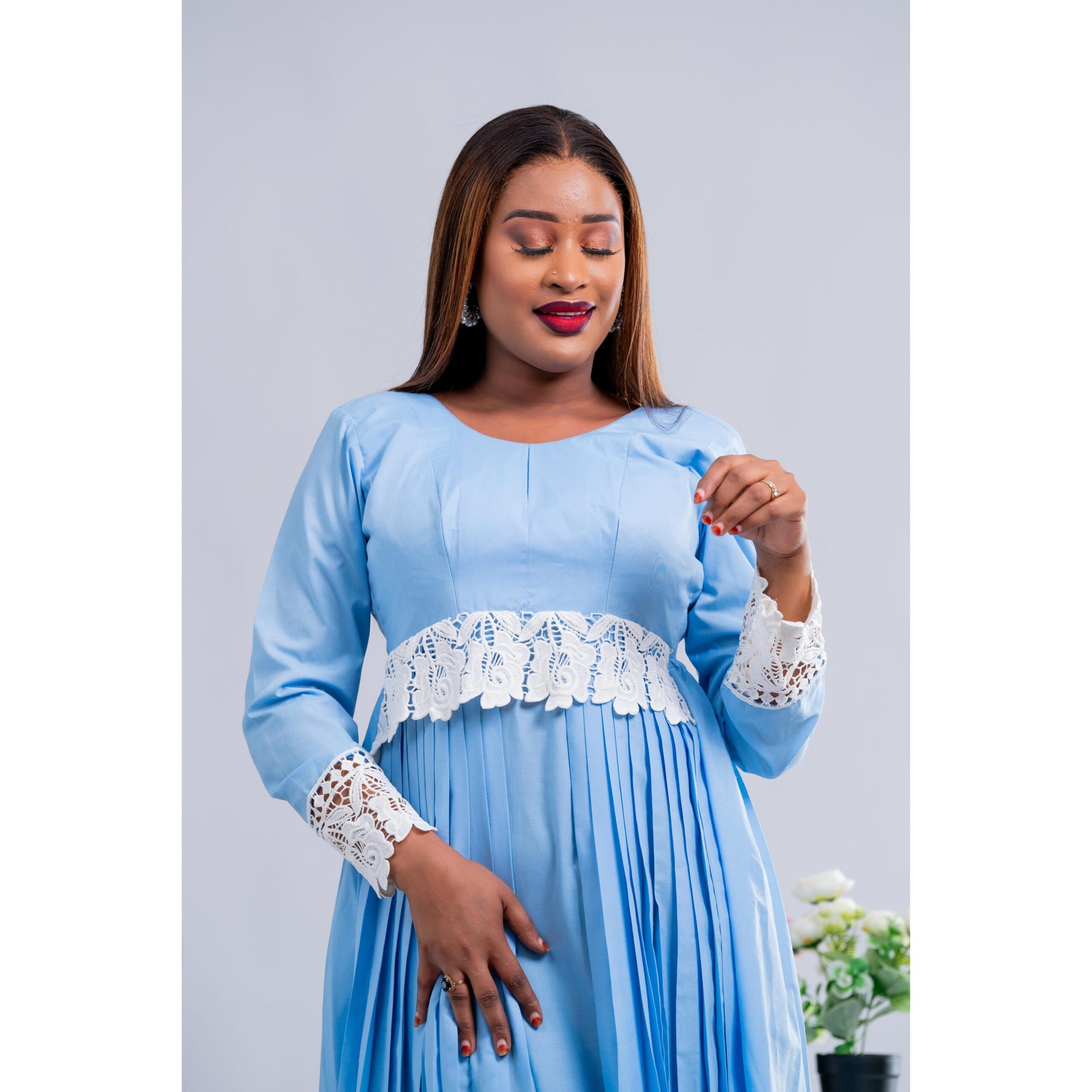 Robe Plissée Longues Porte-feuille derrière à manches longues avec de la garniture blanche et des boutons derriere avec sa jupe en dessous