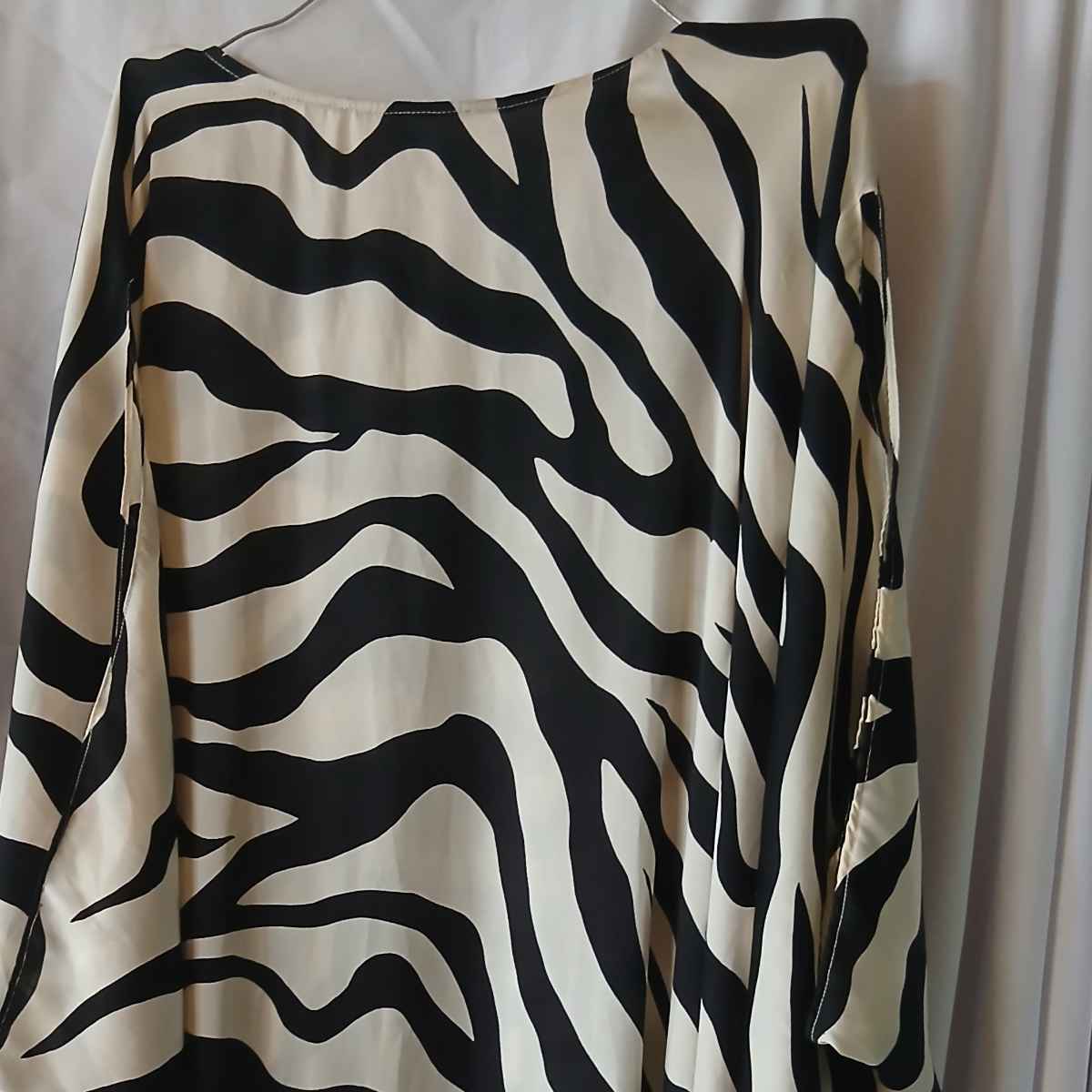 Robe longue en soie femme élégante noire et blanche