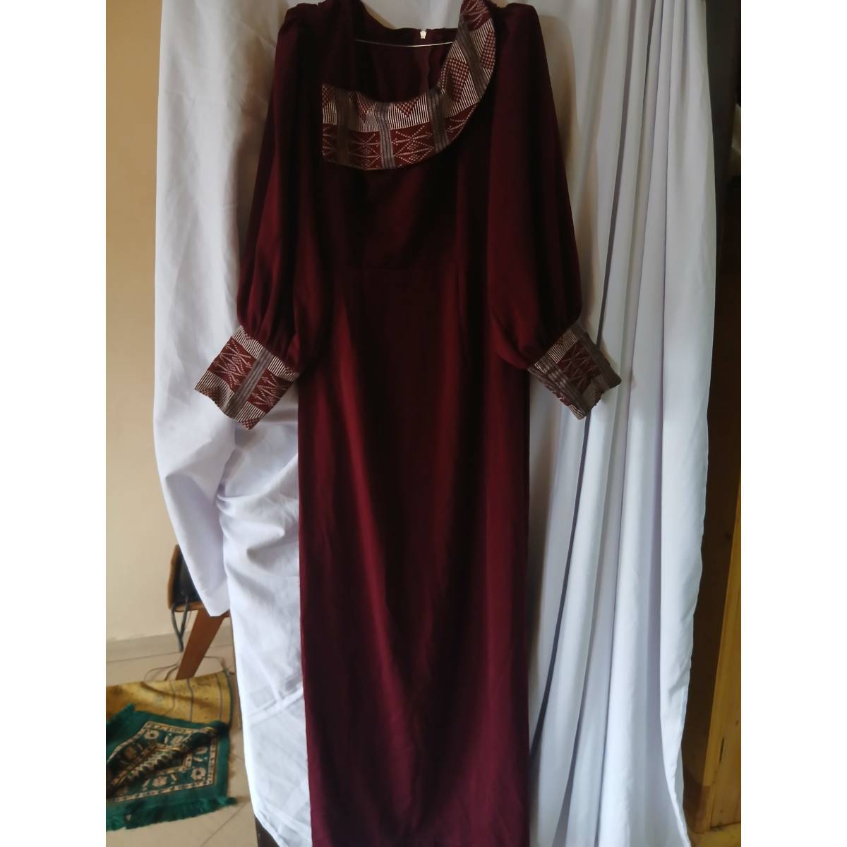 Robe soie Guerlain rouge bordeau élégante avec pagne tissé, soirée ou mariage