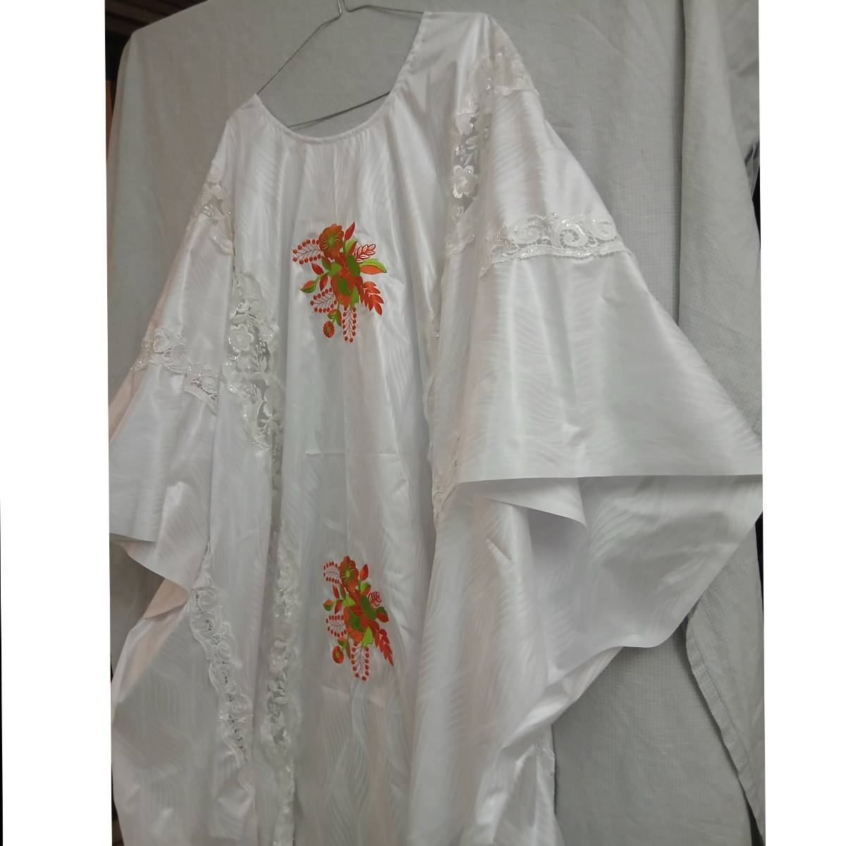 Boubou femme blanc brodé élégant, robe traditionnelle mariage broderie orange