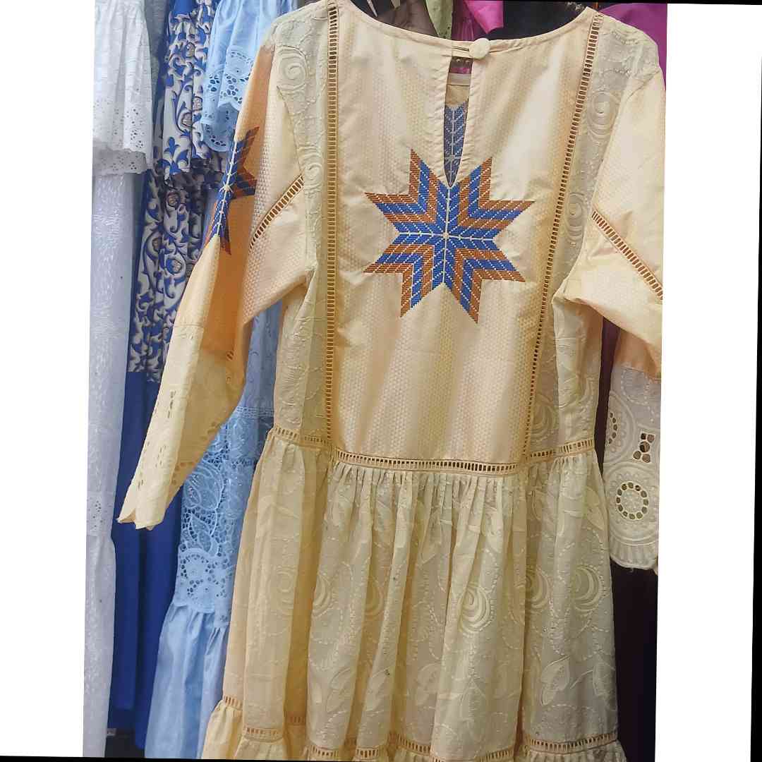 Ensemble brodé femme marinière avec pagne et foulard, chic et élégant