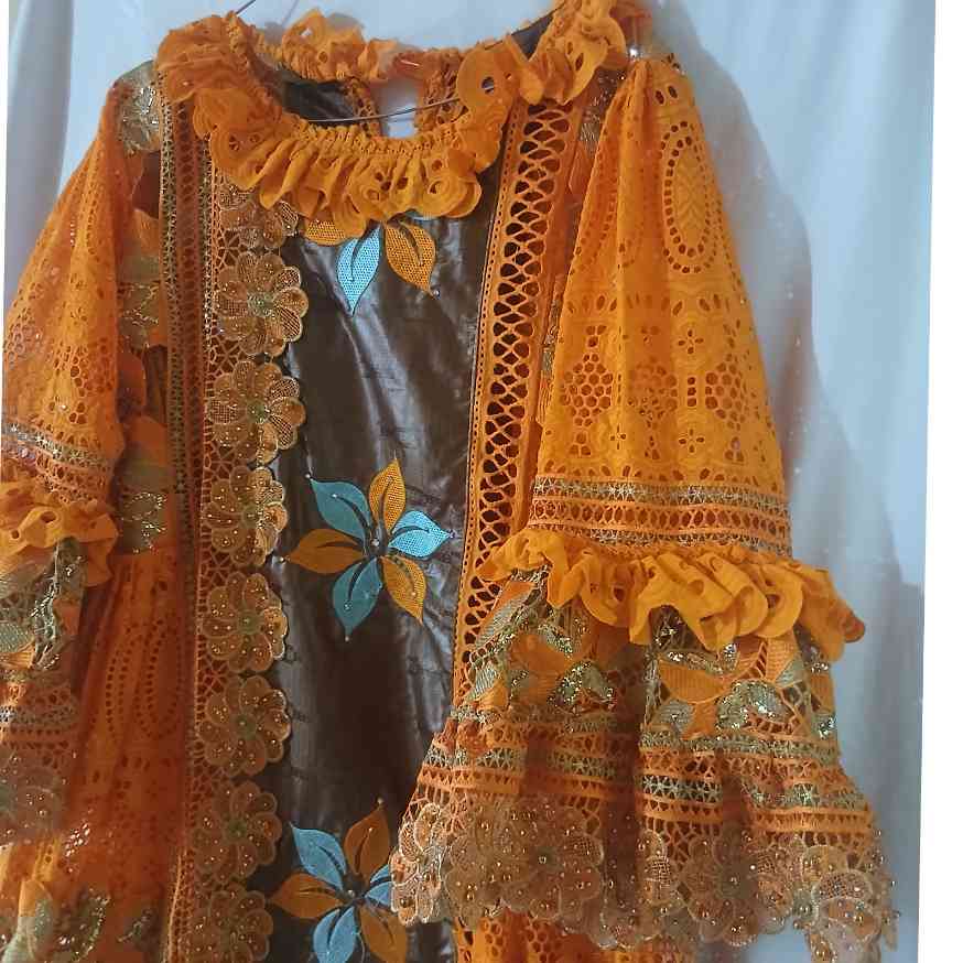 Robe bazin femme marron brodée bleu et orange, élégante et chic