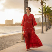 Robe brodée rouge fleurs dorées longue bohème chic femme élégante