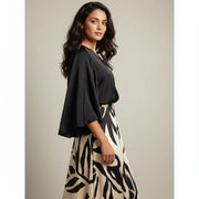 jupe élégante en noir et beige pour un style irrésistible
