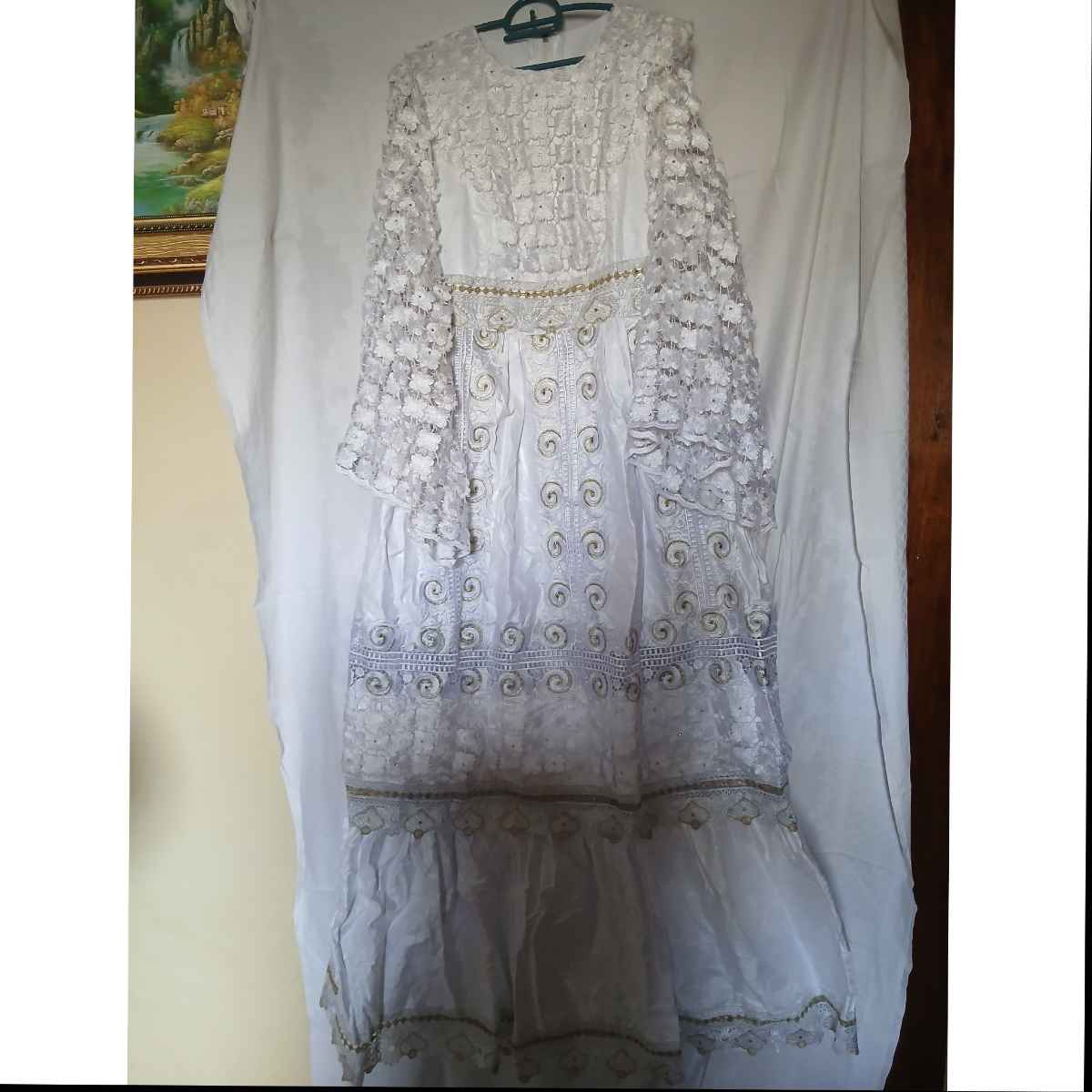 Robe blanche dentelle dorée Geztner longue élégante cérémonie mariage femme