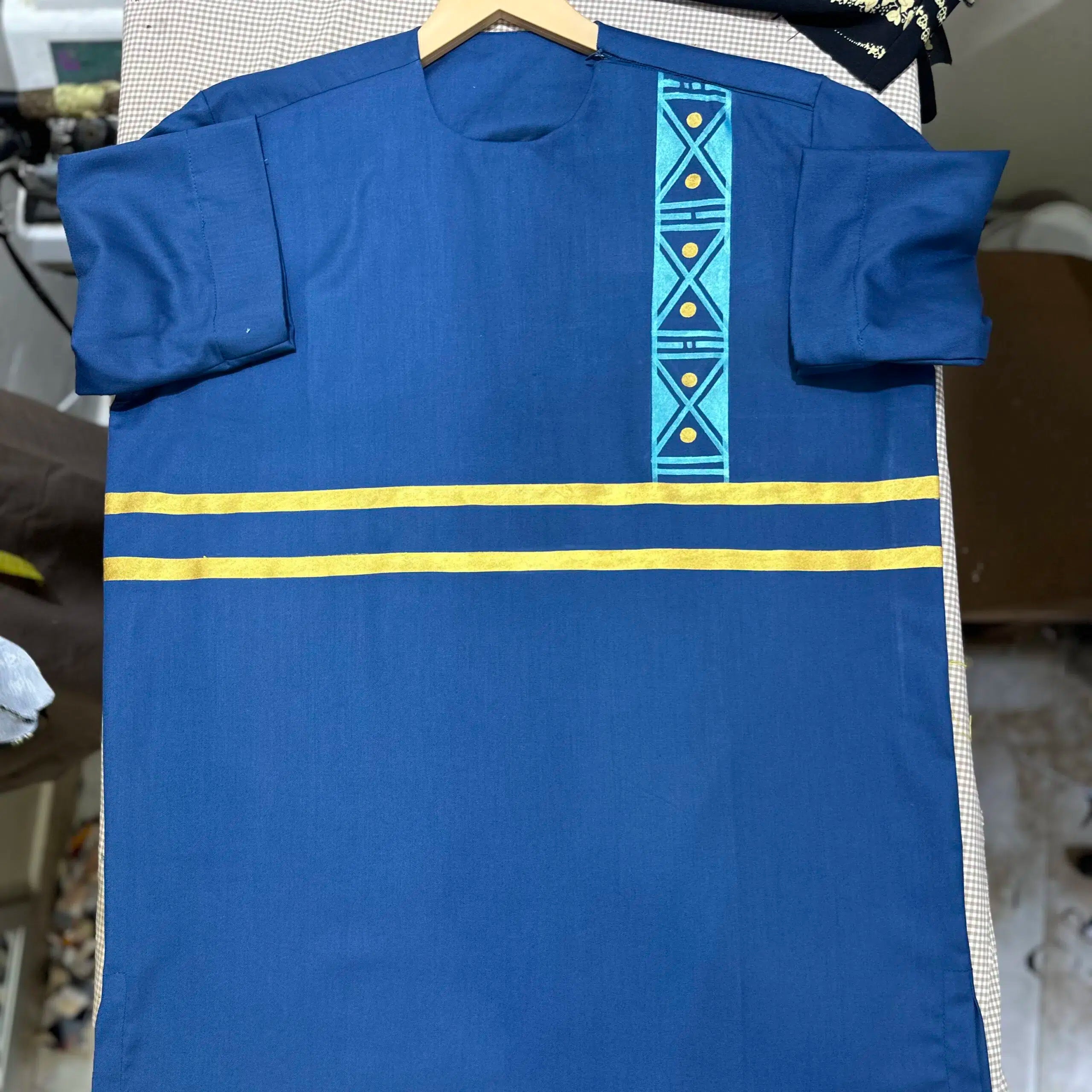 Chemise homme coton bleu marine artisanale, motifs dorés peinte main élégante