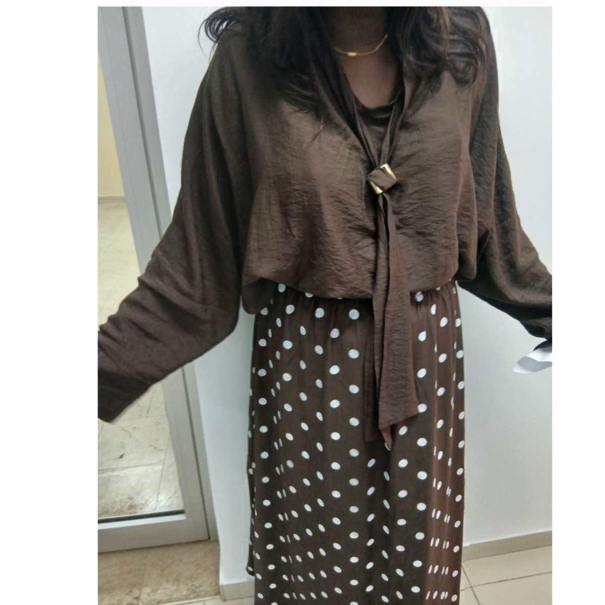 Ensemble femme chemisier et jupe chic à pois, élégant, fluide, multicolore