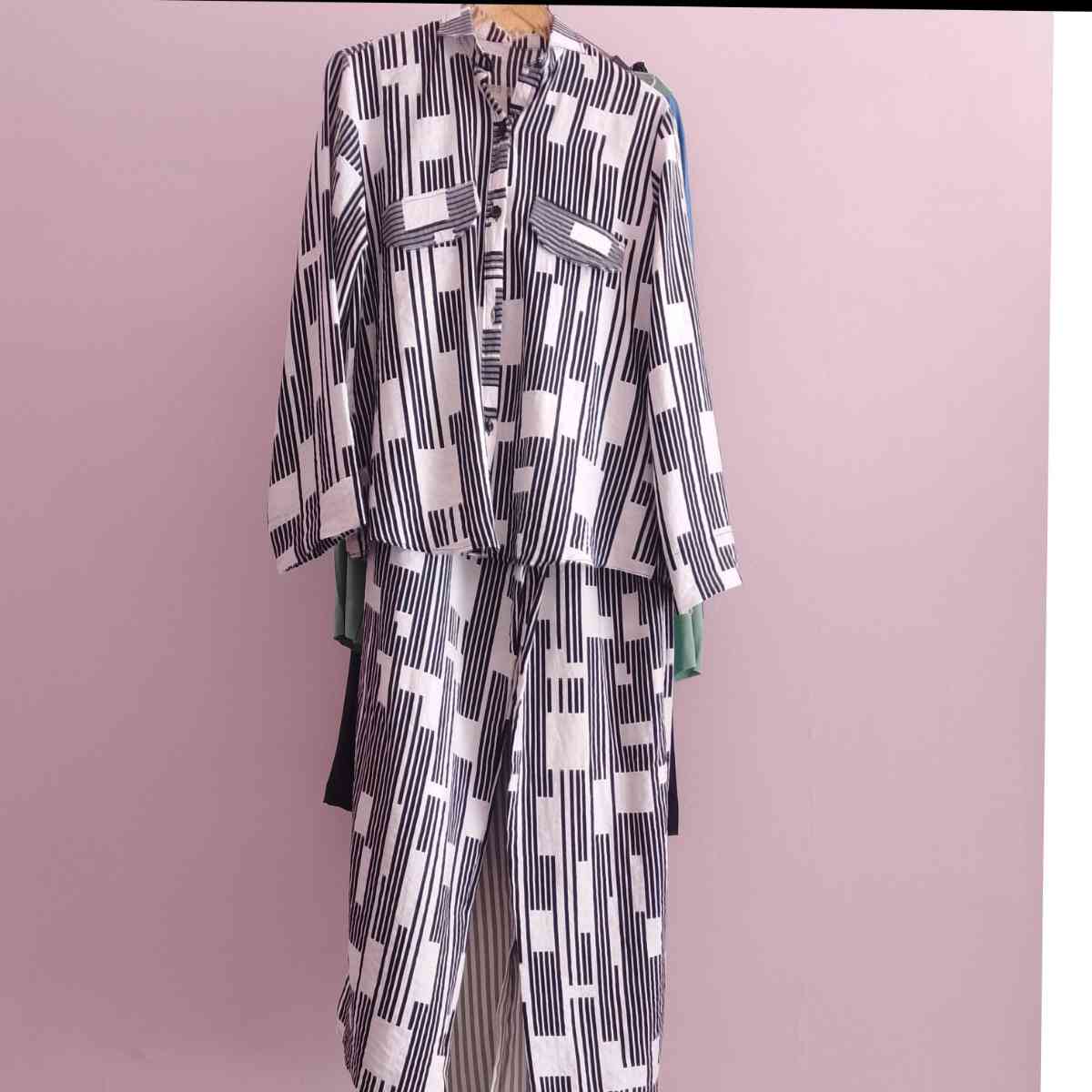 Ensemble femme noir et blanc chic avec motif géométrique