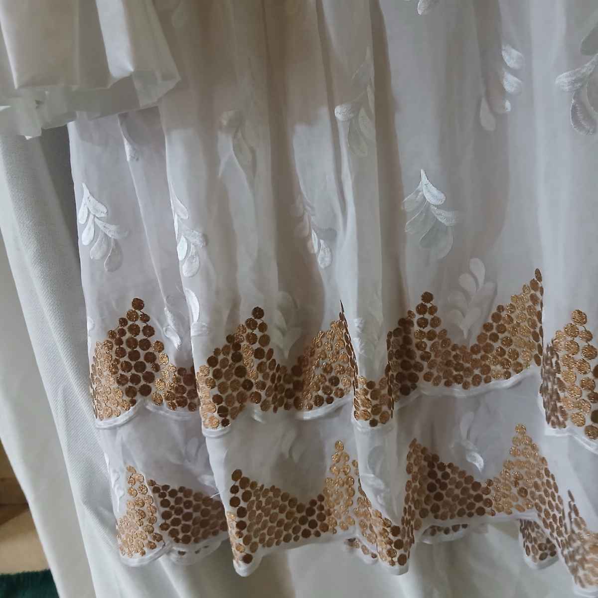Ensemble marinière pagne femme chic Geztner et voile suisse, broderie dorée