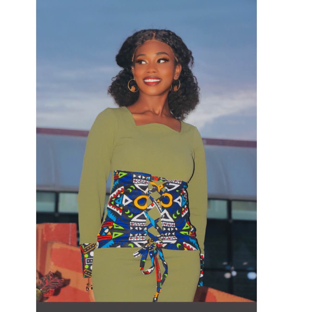 Robe femme wax verte ceinture et manches colorées, chic et élégante