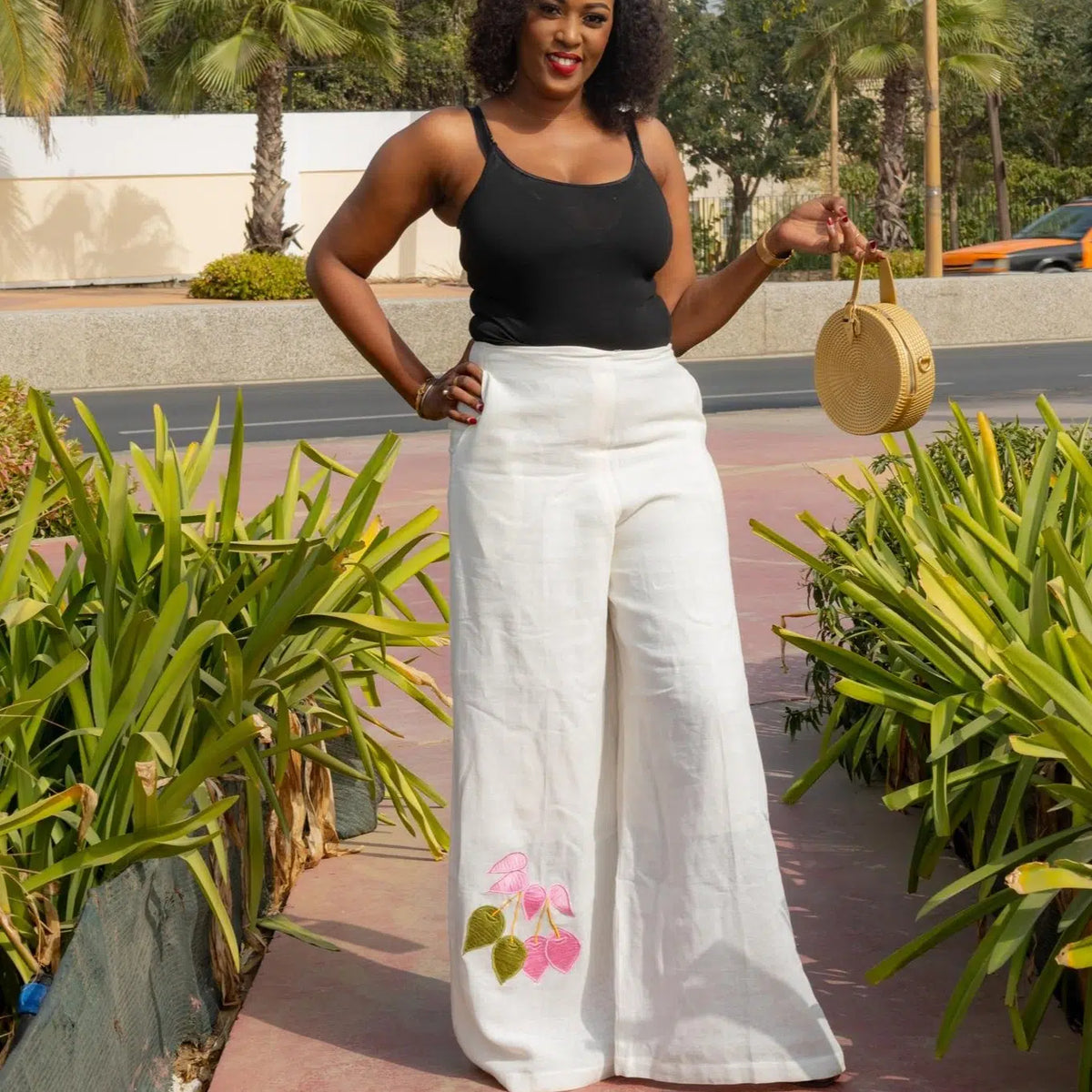 Pantalon Large en Lin Blanc Brodé - Élégance et Confort Estival