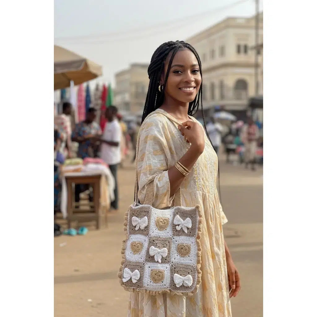 sac crochet beige et blanc à cœurs pour un style élégant