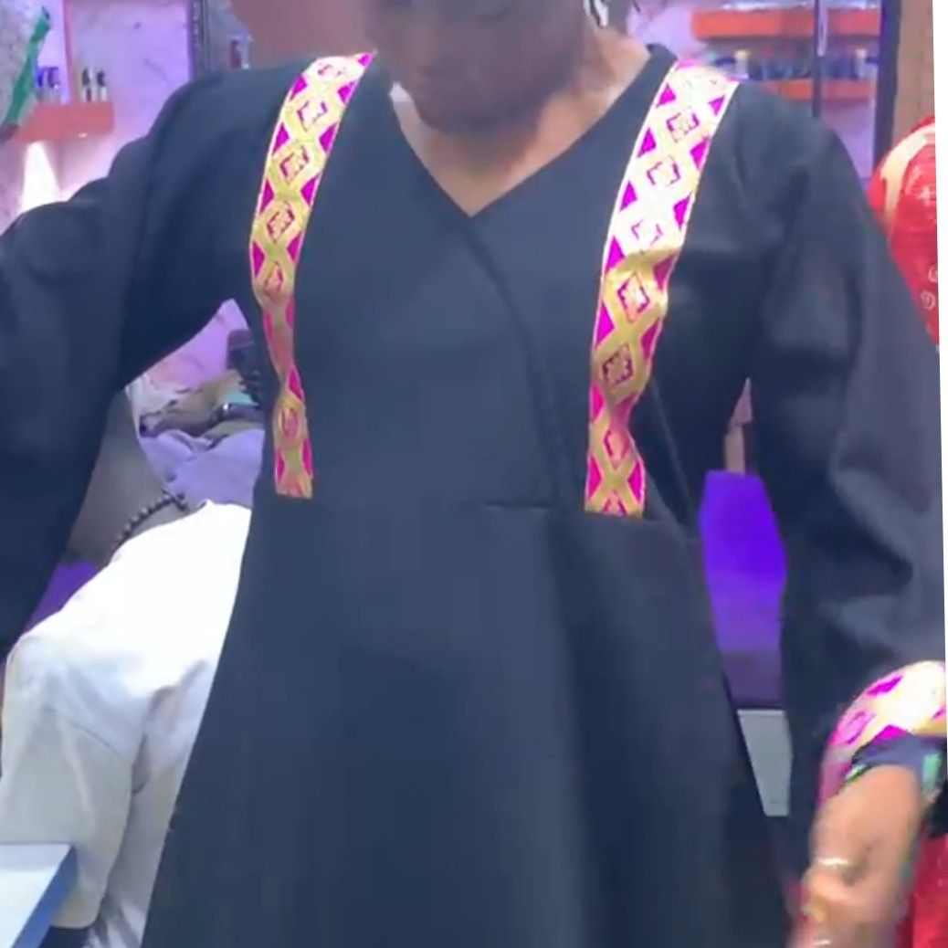 Abaya Élégance - Brocart Lin Coton Noir - Embellissements Traditionnels