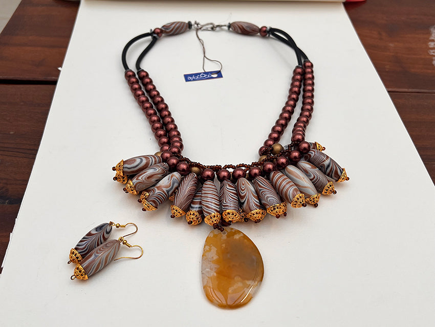 Ensemble collier et boucles d’oreilles dorées fait main – Perles et agate