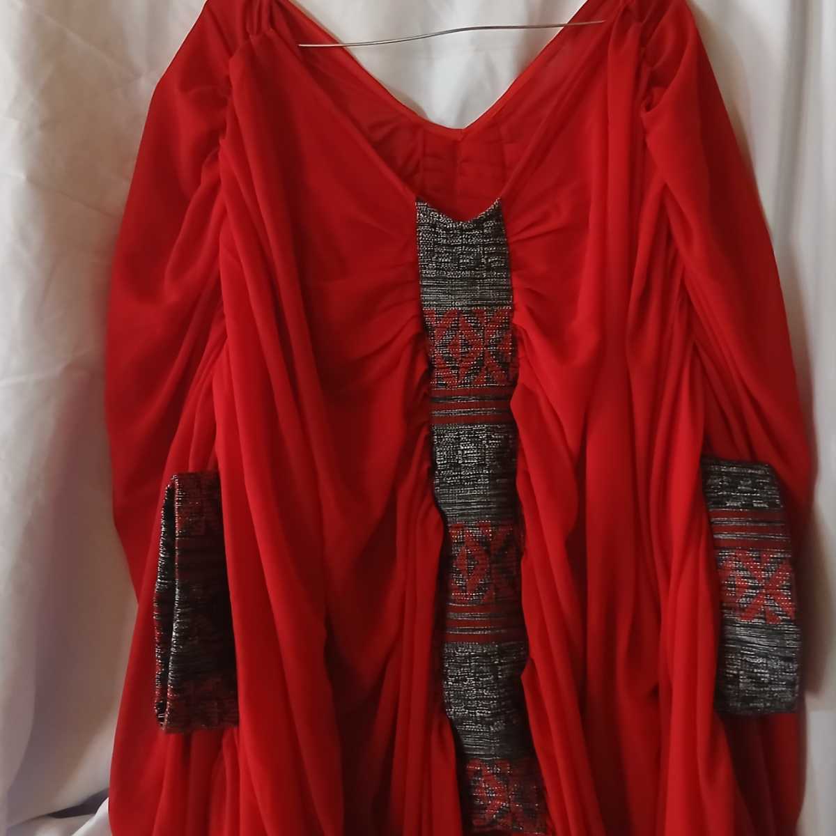 Ensemble femme crepe rouge et pagne tissé élégant, tenue cérémonie chic